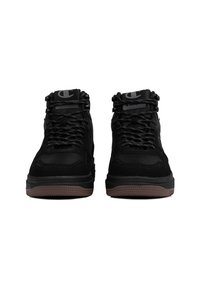 Schwarze High-Top-Sneaker aus Wildleder und Mesh mit dicker Gummisohle, ausgestattet mit schwarzen Schnürsenkeln und Logo-Details an der Zunge.