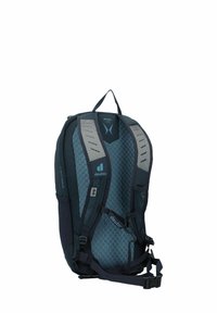 Mochila de senderismo azul y negra con paneles de malla, correas acolchadas y un asa superior. Incluye un logo y correas ajustables para mayor soporte.