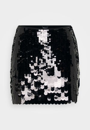 Zwarte pailletten mini-jurk met een aansluitend ontwerp. Bevat metallic reflecterende schijven die een gestructureerd oppervlak creëren en een gladde tailleband.