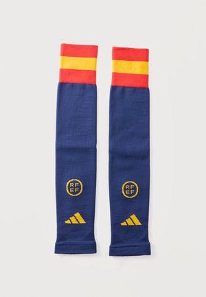 Porinė mėlynos spalvos sportinės kojinės su raudonomis ir geltonomis juostelėmis ant manžetės, priekyje apačioje geltonos RFEF ir Adidas logotipai.