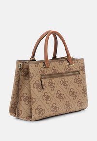 Sac fourre-tout beige à motif avec des poignées en cuir marron, doté d'une poche zippée à l'avant et d'un design structuré. Accentué avec du matériel doré.