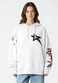 Felpa con cappuccio grigio chiaro in materiale morbido, con stelle nere e rosse stampate sulle maniche e una tasca a marsupio sul davanti.
