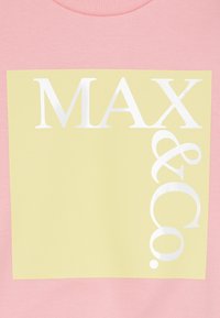 Ružičasti dukserica s velikim žutim kvadratnim dizajnom na kojem je istaknuti bijeli tekst "MAX & Co.". Glatka tekstura, ležeran stil.