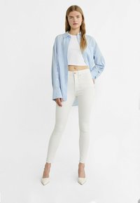 Stradivarius REGULAR WAIST - Uske traperice - white