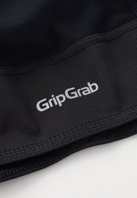 Schwarzes Radbekleidungsstück mit strukturiertem Stoff und glatter Oberfläche, mit dem "GripGrab"-Logo, das auffällig in Weiß dargestellt ist.