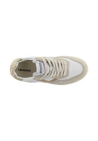 Sneaker bianco e beige con punta perforata, accenti in suede, tacco testurizzato oro e lacci crema. Caratterizzato da logo sulla linguetta e sulla soletta.