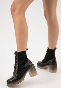 Wojas Botines con plataforma - black