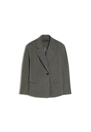 Donkergrijze blazer met fijne krijtlijnen, voorzien van inkepingrevers, enkele zwarte knoopsluiting en twee klepzakken aan de voorkant, plat liggend op een witte achtergrond.