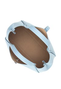 Jasnoniebieska skórzana torebka o gładkiej teksturze, z otwartym wlotem i wnętrzem wykończonym w odcieniu tan. Posiada podwójne uchwyty.
