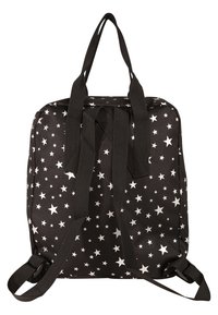 Czarny plecak z tkaniny z białym wzorem gwiazdek, wyposażony w dwie górne rączki i regulowane paski. Prostokątny kształt z przeszywanymi szwami.