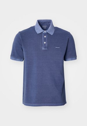 Kurzärmliges Poloshirt aus dunkelblauer Baumwolle mit einem kontrastierenden hellblauen Kragen, einer Knopfleiste mit drei Knöpfen und einem Logo auf der Brust.