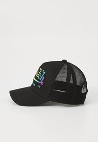 Casquette de baseball noire avec un dos en mesh, ornée de texte brodé multicolore à l'avant. Visière incurvée et sangle ajustable.