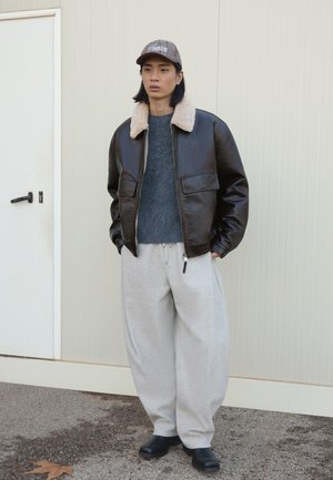 Bershka BALLOON FIT FELT TEXTURE WITH DARTS - Teplákové kalhoty - dark grey