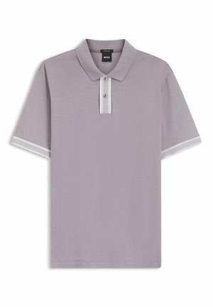 Lyse lilla kortærmet polo med krave, to hvide knapper og hvidstribet kant på ærmer og lukning.