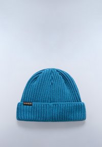 Blå stickad mössa med ribbad textur, som har en vikbar kant och en liten svart logotagg på sidan.