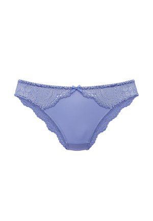Bikini z jasnofioletowej koronki z małą kokardką na środku i falistymi brzegami na białym tle.