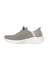 Sneaker grigio in maglia con suola bianca, caratterizzata da una parte superiore traspirante, design con laccio e un motivo testurizzato sulla punta e sui lati.