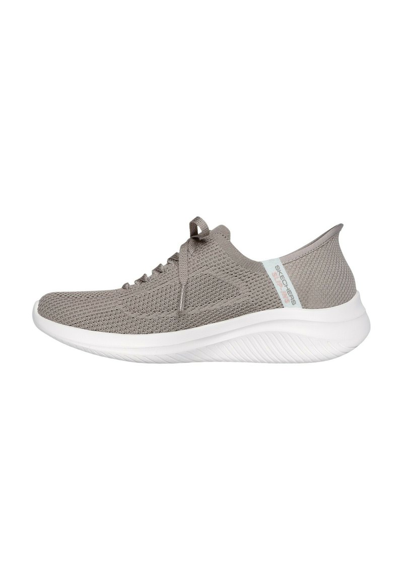 Sneaker grigio in maglia con suola bianca, caratterizzata da una parte superiore traspirante, design con laccio e un motivo testurizzato sulla punta e sui lati.