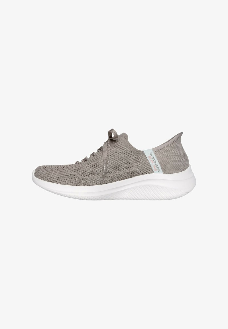 Sneaker grigio in maglia con suola bianca, caratterizzata da una parte superiore traspirante, design con laccio e un motivo testurizzato sulla punta e sui lati.