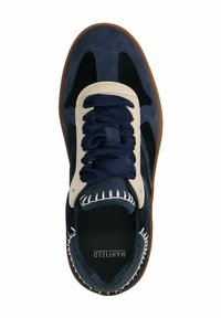 Sneaker blu navy con tomaia in suede e pelle, dettagli crema, lacci piatti blu navy e suola in gomma marrone a contrasto; dettagli di cucitura visibili.