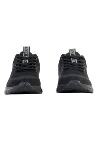 Scarpe da ginnastica nere con tomaia texturizzata, chiusura con lacci, collo imbottito e suola in gomma. Etichetta del marchio sul tallone in bianco.