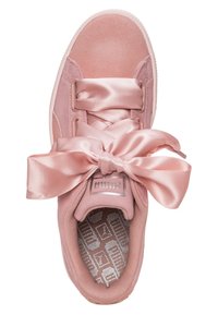 Rosa Sneakers mit einem glatten, strukturierten Obermaterial und schimmernden Schleifen-Schnürsenkeln. Gepolsterter Kragen und gemusterte Innensohle. Gummilaufsohle für besseren Grip.