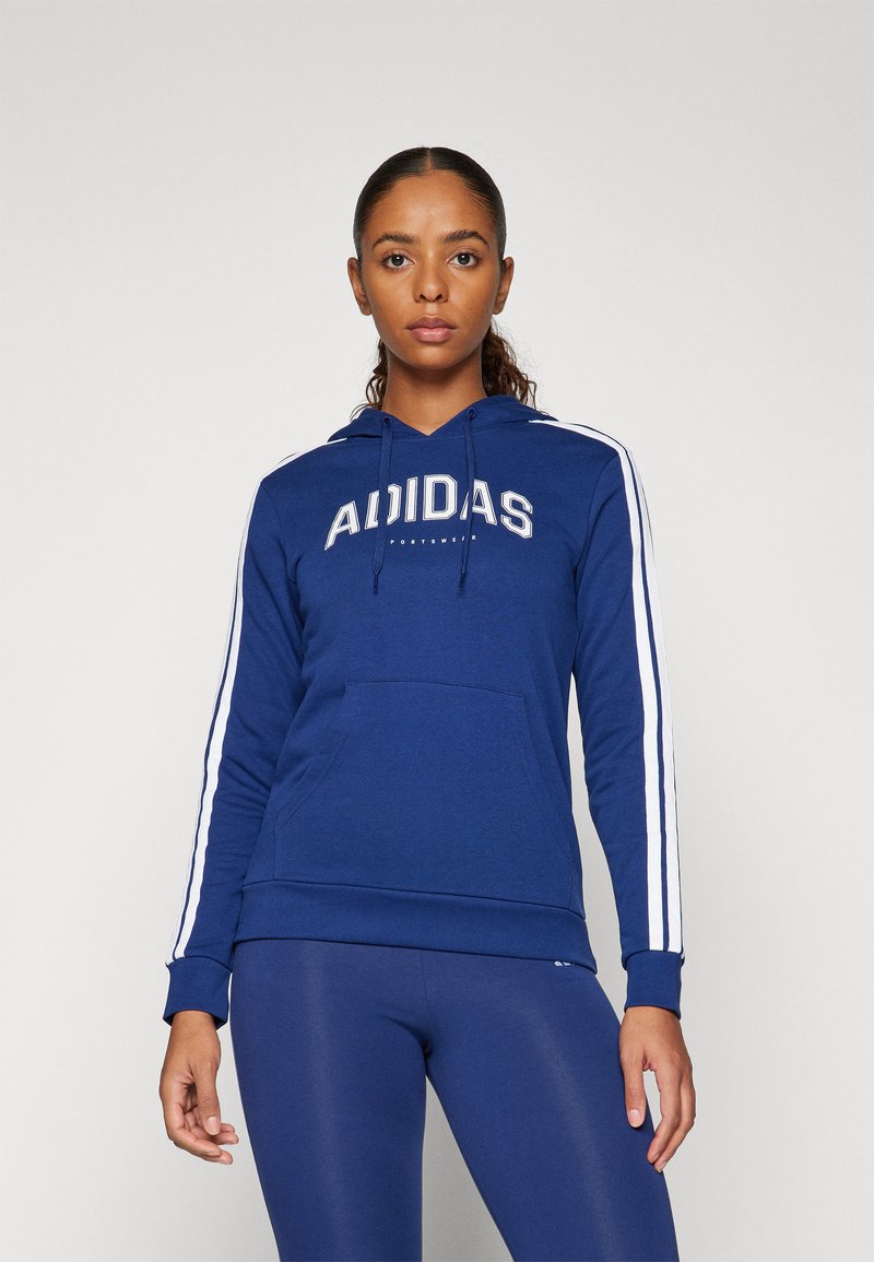 Felpa Adidas blu navy con logo e righe bianche lungo le maniche, dotata di cappuccio con cordino e tasca a marsupio frontale.