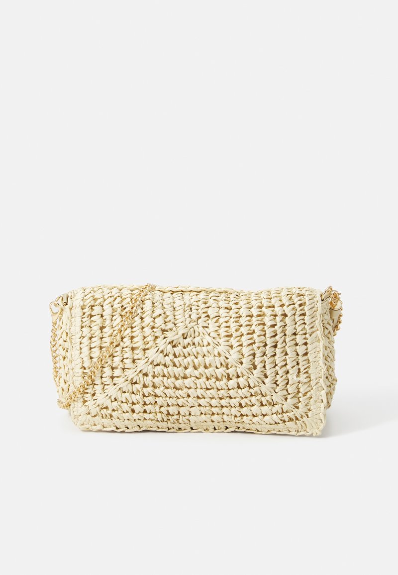 Sac en paille tissé de couleur blanc cassé, de forme rectangulaire, avec une bandoulière en chaîne dorée et une finition texturée, adapté à un usage décontracté.