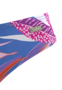 Bunte Stoffe mit einer Mischung aus Blau, Lila, Pink und Orange Mustern. Verfügt über ein silbernes Logoetikett und dekorative Nähte.