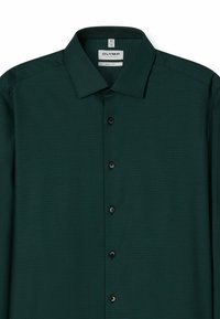 Camicia verde scuro con tessuto texturizzato, chiusura a bottoni, colletto a punte e bottoni neri. L'etichetta recita "OLYMP, Body Fit."