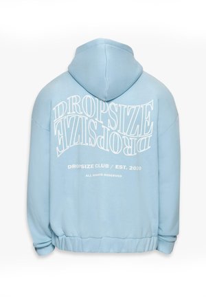 Svetlomodrá mikina s veľkým bielym grafickým potlačou na chrbte. Obsahuje kapucňu so šnúrkou a rebrované manžety a spodný lem. Mäkko tkaný materiál.