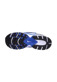 Sole di una scarpa sportiva Nike con una base in gomma nera, accenti blu e modelli di battistrada multidirezionali per aderenza e stabilità.