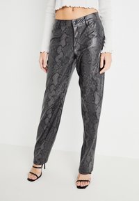 Grau-schlangenlederdruck-Hosen mit glänzender Oberfläche, hohe Taille, Knopfverschluss und geradem Bein. Strukturierte Schlangenledermuster-details.
