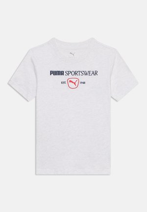 Biała koszulka z krótkim rękawem z "PUMA SPORTSWEAR," czerwonym logo Puma i "EST. 1948" nadrukiem z przodu.