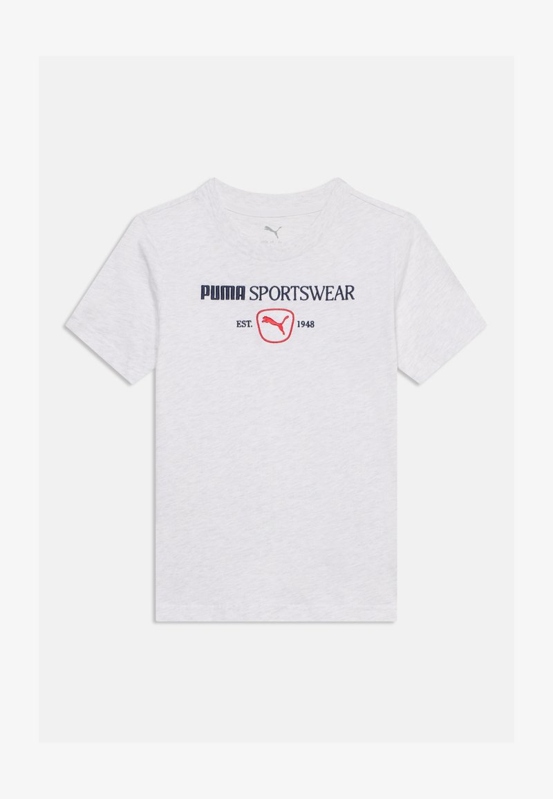Λευκό κοντομάνικο T-shirt με "PUMA SPORTSWEAR," κόκκινο λογότυπο Puma και "EST. 1948" εκτυπωμένο στο μπροστινό μέρος.