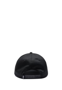 Gorra de béisbol negra vista desde atrás con cierre ajustable de broche y una pequeña etiqueta cosida en el lado izquierdo.