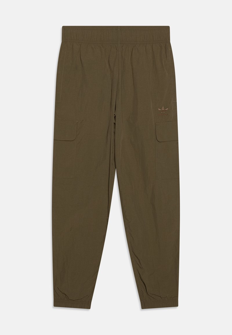 Pantalons cargo oliviers à taille élastique avec poches latérales et poignets côtelés ; présente un logo discret sur le devant. Texture de tissu lisse.