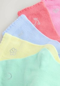 Cinq paires de chaussettes en coton de couleurs pastel : rose, bleu, jaune, vert et corail, chacune ornée d'un motif distinct en strass.