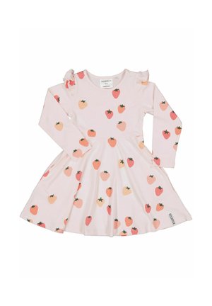 Lyserød langærmet pigekjole med udvidet skørt, flæsedetaljer ved skuldrene og et spredt printmønster med fersken og jordbær.