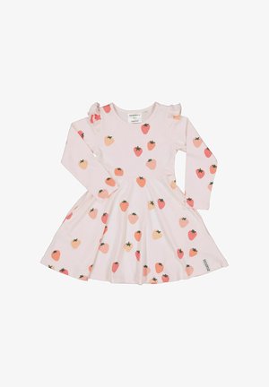Lyserød langærmet pigekjole med udvidet skørt, flæsedetaljer ved skuldrene og et spredt printmønster med fersken og jordbær.