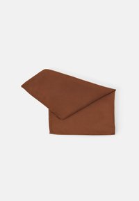 Brun bomuldsserviet, foldet med pæne kanter, glat tekstur og simpelt design, sat mod en hvid baggrund.