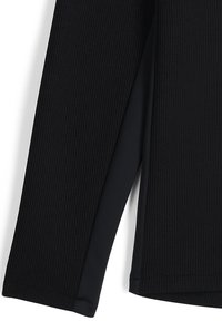 Schwarzes Langarmoberteil aus strukturiertem Rippenstoff mit einem glatten Seitenpanel für den Kontrast. Einfaches Design, ohne sichtbare Verzierungen.