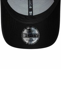 Gorra ajustable negra con visera plana, costuras detalladas y una etiqueta circular que indica "9FORTY" y la marca "New Era."