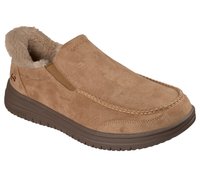 Chaussure slip-on en suede beige avec une doublure en fourrure douce. Caractéristiques : bout arrondi, détails en couture et semelle en caoutchouc marron.