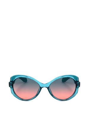 Occhiali da sole cat-eye blu brillante con grandi montature arrotondate e lenti rosa sfumate su sfondo bianco.