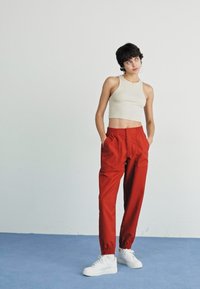 Jordan CORE - Pantalones deportivos - dune red