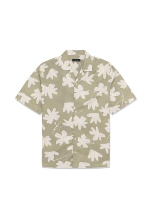 Chemise beige à manches courtes avec un motif abstrait de feuilles blanches, boutonnée à l'avant, et un col style camp.