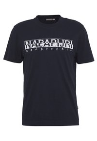 Marinblå bomullströja med en djärv, vit grafisk tryck som står "NAPAPIJRI geographic." Korta ärmar och rundad halsringning.