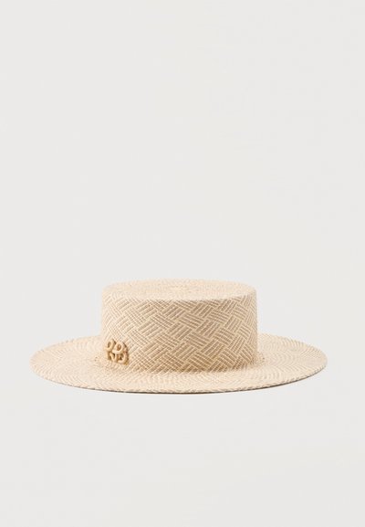 Μπεζ υφαντό ψάθινο καπέλο με επίπεδο στέμμα, φαρδύ γείσο και μικρό διακοσμητικό λουράκι στη μία πλευρά.
