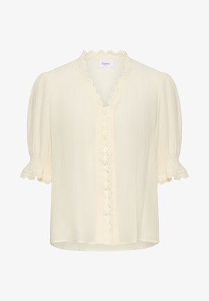 Blouse crème avec manches courtes bouffantes, bordure en dentelle festonnée le long de l'encolure en V et de la patte de boutonnage avant, et poignets à volants.